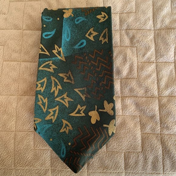 Nino Cerruti, 100% handmade Silk Crepe Necktie. Green background with go… - Picture 2 of 7